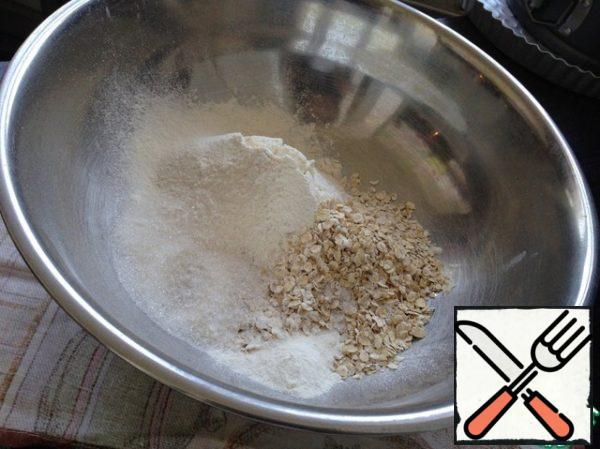 In a bowl, mix flour, oat flakes, sugar, baking powder and a pinch of salt.
