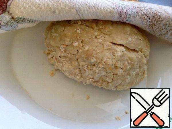 In a Cup mix olive oil and boiling water.
Pour the water and butter into a dry mixture and knead the dough (if necessary, add boiling water or flour, look at the quality of your flour). Leave the dough under a towel for 20-30 minutes.