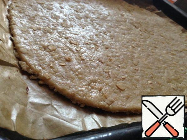On the floured working surface, roll out the dough into a layer 5 mm thick. Then gently transfer to a baking sheet covered with baking paper.