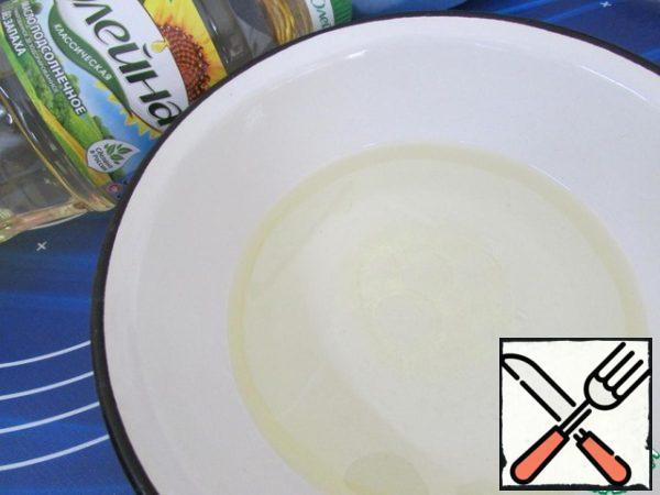In a bowl or saucepan, combine vegetable oil and water. Put on fire and bring to a boil.