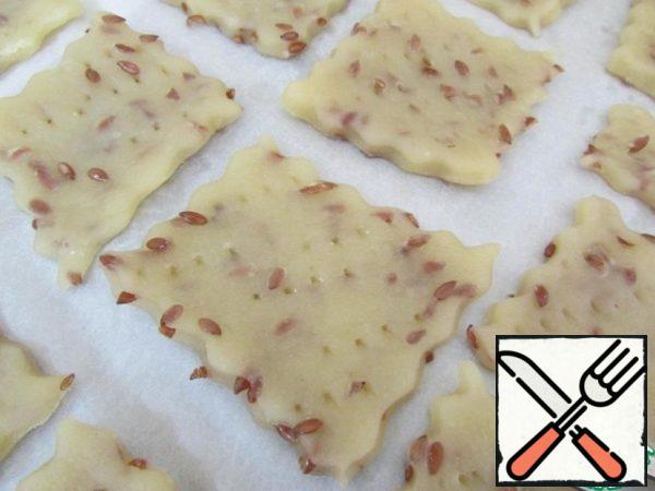 Put the cookies on a baking sheet covered with baking paper. In several places, each cookie is chopped with a fork. Send in a preheated oven (200 degrees). Bake until Browning.