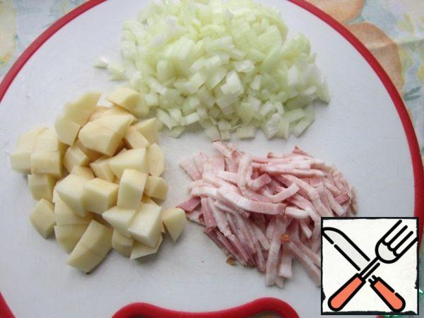 Cut the brisket into small pieces, onions and potatoes into cubes.

