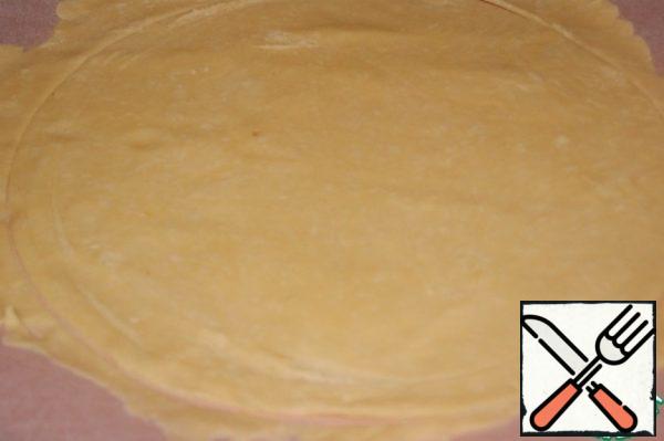 On a sheet of baking paper roll out the dough into a circle with a diameter of 36 cm. Cut the edges. From scraps to roll out a small galette.
Place the rolled dough directly on the paper in the refrigerator for 15 minutes.