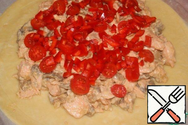 Place the sliced cherry slices and small pieces of pepper on top.
