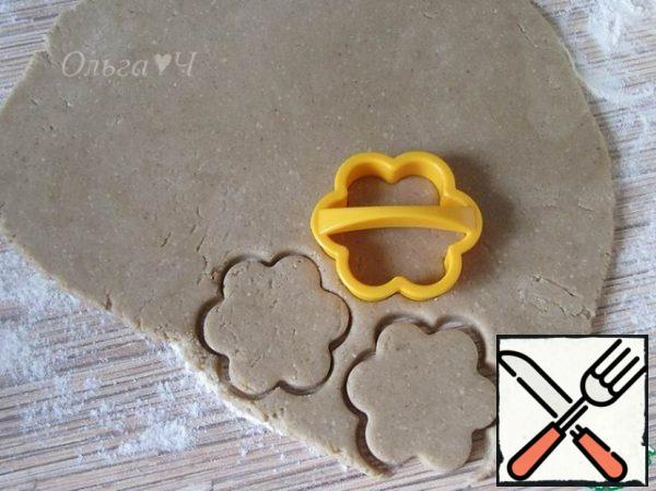Sprinkle the work surface with flour, roll out the dough 4-5 mm thick, cut any figures.