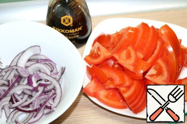 Cut the tomato into slices, the onion into half rings.
