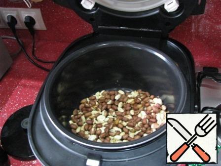 In the bowl slow cooker put the peanuts. Close the cover. Install the program "Frying". Cooking time 30 minutes. Cook until the end of the program, stirring occasionally.