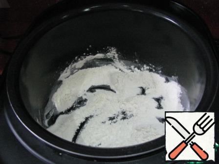 In the bowl slow cooker fall asleep flour. Close the cover. install the program "Frying". Set the cooking time to 30 minutes. Cook until the end of the program, stirring occasionally.