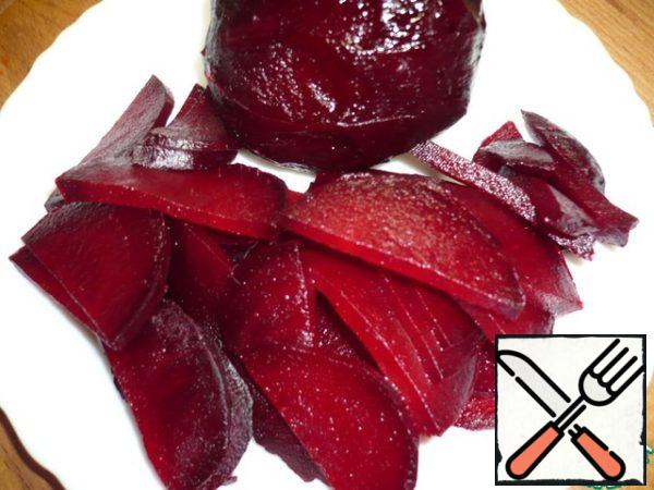 Peel the baked and cooled beets and cut into thin half rings.
