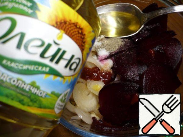 Put the chopped beets in a bowl. Add finely chopped onion, vinegar, sunflower oil, hot Tabasco sauce, sugar, salt and a mixture of ground peppers to the bowl.
