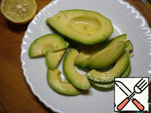 Prepare the avocado. Cut it in half and peel, cut into large pieces so that the avocado is not darkened to water it with lemon juice.
