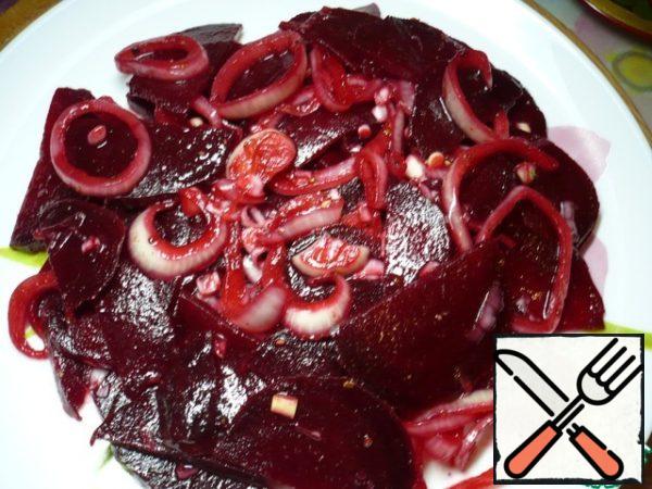 Now serve the salad, place half of the beets on a large plate or dish.