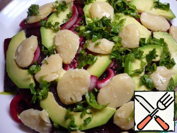 Top with avocado slices, beans and chopped parsley. Then again, the remaining beet, avocado, beans and chopped parsley. Optionally, you can pour the juice left from marinating the beets.