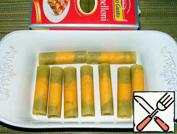 Cannelloni are not pre-boiled. Stuff them with melted cheese. Slice cheese tightly rolled up and pushed to the middle of the cannelloni. On both sides, fill with lightly fried and minced meat. Minced salt.