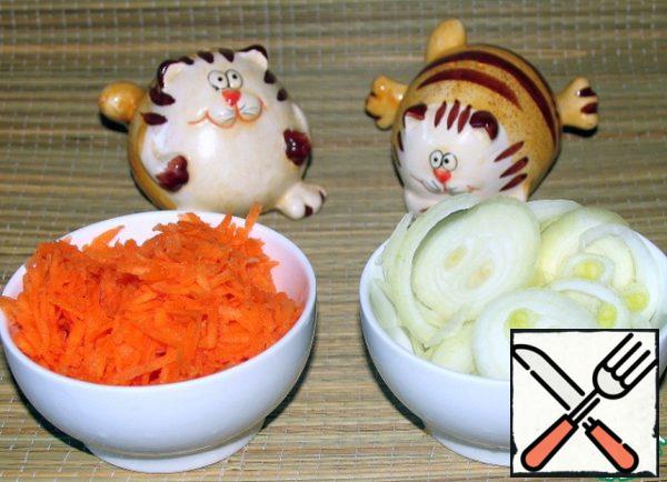 Prepare grated carrots, sliced onion rings, salt and pepper.