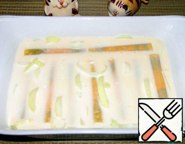 The prepared sauce-water, eggs, sour cream, salt and starch, beat well in a blender and pour the top of the cannellone.
