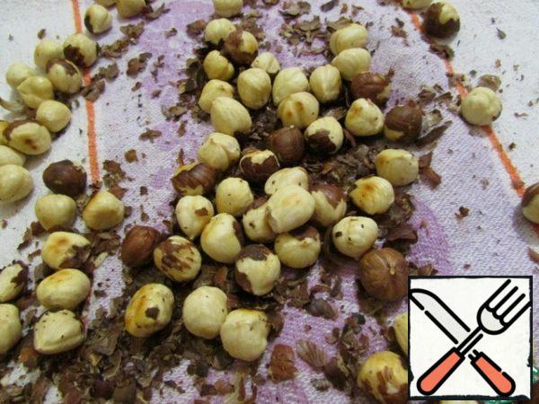 Dry the hot nuts on a towel.
