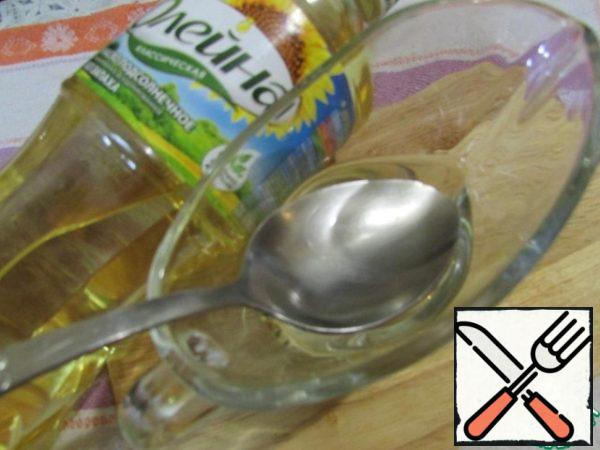 This time to prepare vegetable oil. Once the sugar is completely dissolved, pour in the vegetable oil and allow to boil again. Fire off. The syrup is cooled to about 50 degrees.