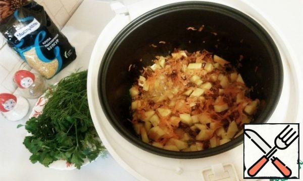 Now put the carrots and fry for 5 minutes. And the last 5 minutes fry the potatoes. Do not forget to stir.