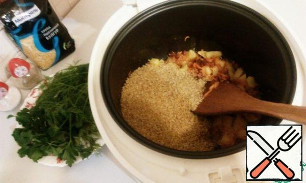 We pour bulgur into the bowl of a slow cooker to our roast.
