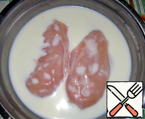 Chicken fillet wash, pour milk and leave for 2 hours.