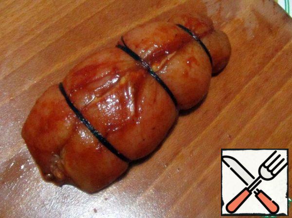 Roll up the pieces of meat and wrap them with a thick thread so that the result is a roll.
