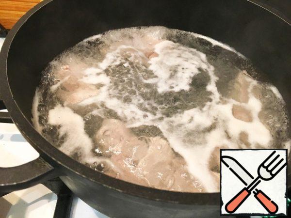 In a cauldron or pan pour 5 cups of water, throw the meat and cook for 20-25 minutes. Add the broth.