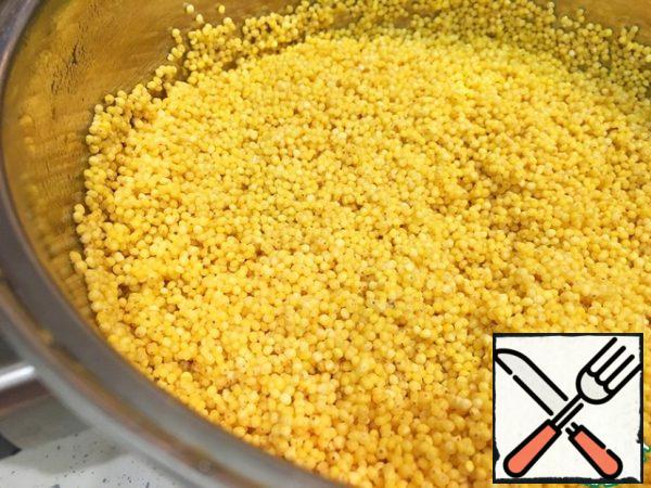 While cooking the meat, prepare the millet. To do this, it is well washed with cold water.