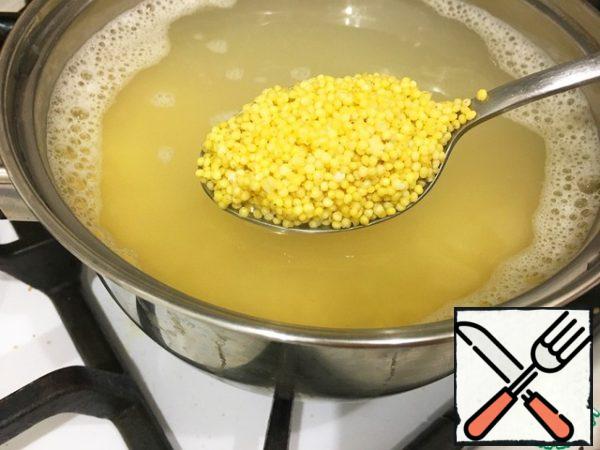 Pour the grits into boiling water and cook for 5 minutes (the bitterness has gone). You can add a little salt. Then drain all the water.
