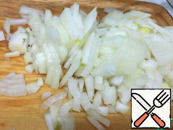 Finely chop the onion. Cut the fat into small pieces.
