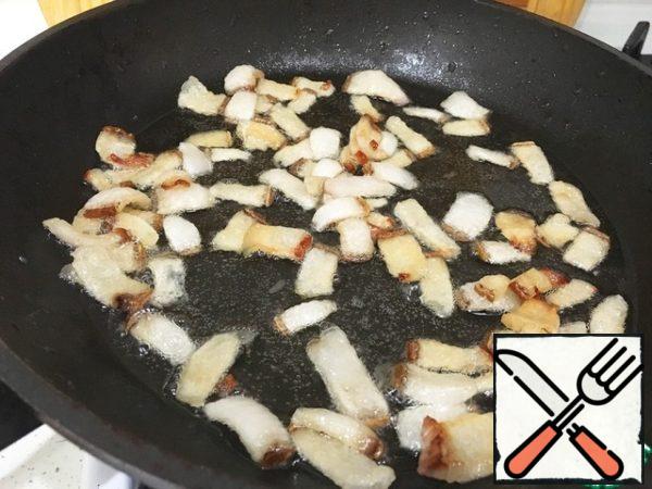 First, fry the lard in a pan.