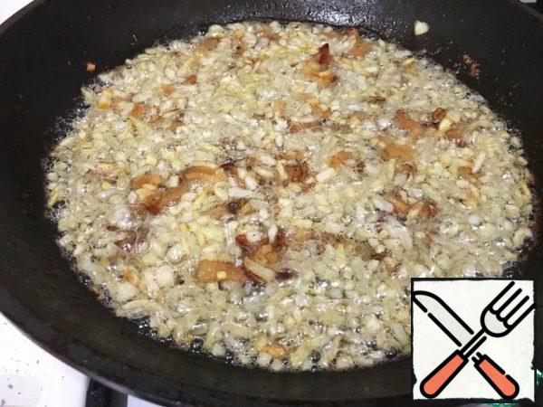 Add the chopped onion to the lard and, stirring, fry until Golden brown.