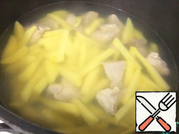 I will put the kulesh in the oven in the same dish in which the meat was cooked. Therefore, we put potatoes cut into strips in the finished broth. The broth should be tasted with salt and, if necessary, add salt.
