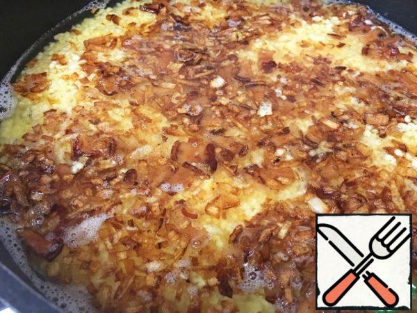 We spread millet on potatoes, and on top - "frying" of lard with onions.
