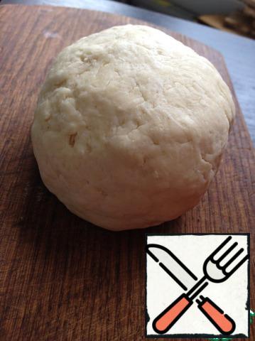 Pour into ice water (4-5 tablespoons) and quickly shape the dough into a ball. Send for 20-30 minutes in the refrigerator.