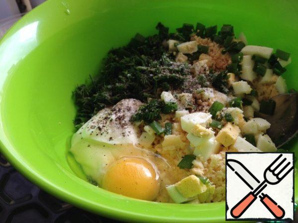 Boiled eggs (3 PCs.) cut into cubes, mix with chopped green onions, herbs, grated cheese (any hard) and cottage cheese
Drive the egg (1pc.) salt and pepper. Mix well!