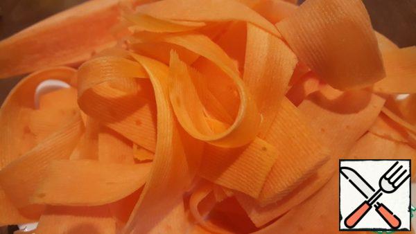 Slice the carrots with a vegetable peeler and put them in a suitable container or packaging. I prefer packaging that is comfortable and without dirty dishes.
