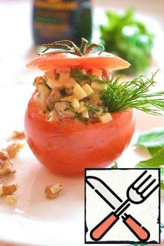 Fill tomatoes with salad and treat guests!This snack can be taken on the nature. Salad and sauce unfolding for different containers. Have tomatoes remove the pulp and place them in a separate container, laying on the bottom of the napkin. At the picnic will only mix the salad with the sauce and fill the tomatoes!