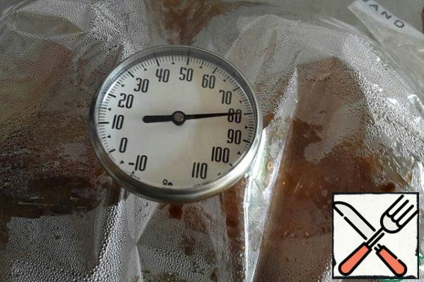 Most precisely, the readiness of the meat is determined by the temperature in the middle of the piece. The temperature of roasted beef (i.e. without blood and raw pinkness) reaches 80°C, regardless of the method of cooking, whether frying, stewing or cooking.