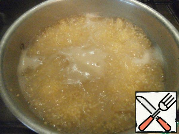 In boiling water, pour the millet, wait until it boils. When the porridge boiled, remove the foam. There is one important point - the porridge is not necessary to cover with a lid and cook on a slow fire. It should boil well, so don't be confused by the amount of water. Extra-boil.