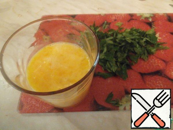 Beat eggs in a glass (plate), lightly whisk with a fork, cut parsley.