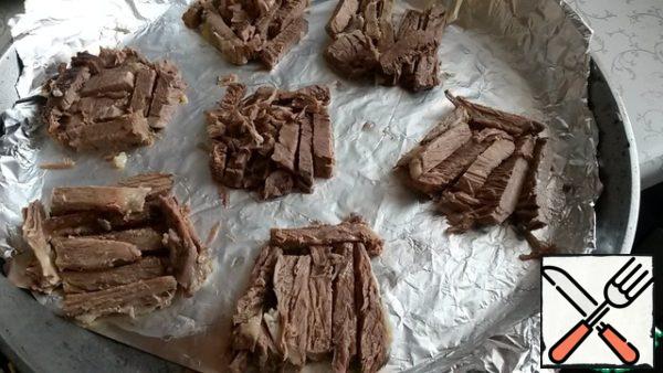 At this time, cut the meat into cubes and put it on foil. I took a large form, it is possible for baking.

