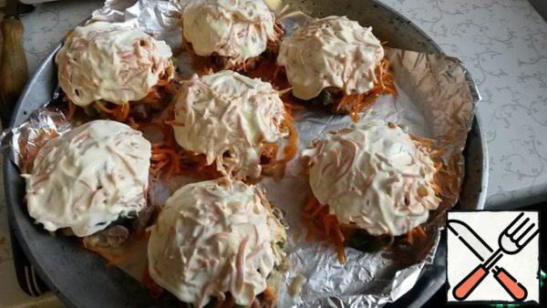 And grease everything with mayonnaise on top and put it in the oven, preheated to 180 degrees, for 15 minutes (see that it does not burn).
