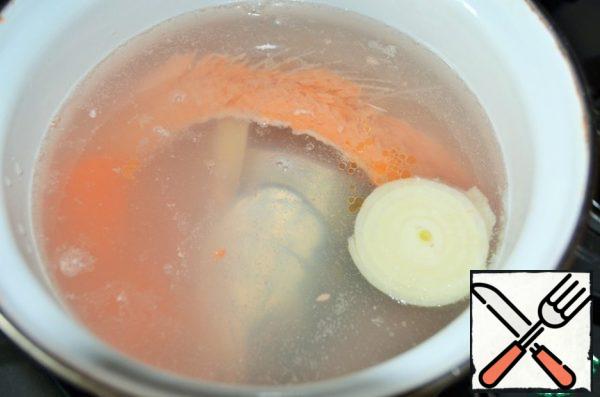 Fish's head to wash, remove the gills. In cold water, 2 l., lay fish products, half carrots and bulbs, parsley root. Bring to boil, remove the foam, add salt. Cook for 10 minutes.