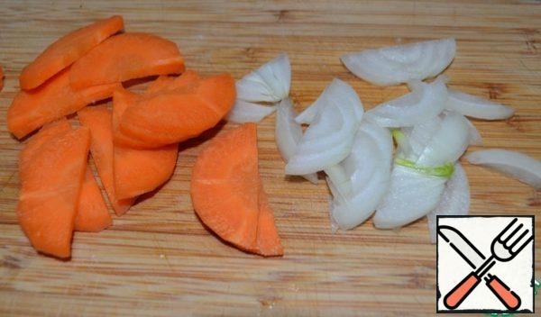 Chop the second half of carrots and onions.
