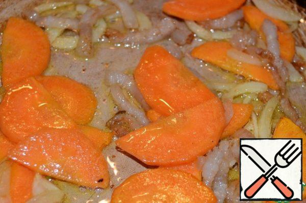 In a pan fry the bacon, slightly podtopil it, spread the carrot and onion and fry, stirring occasionally.