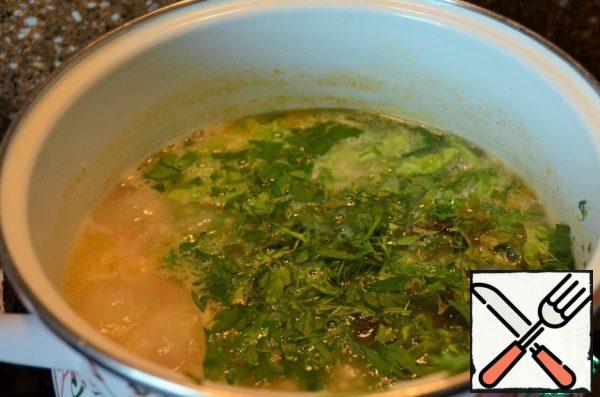 Put in a saucepan overcook, bring salt to taste. Wash the greens, dry them, cut into small pieces and add to the Kulesh with Bay leaf. Let simmer for a couple of minutes and remove from heat.