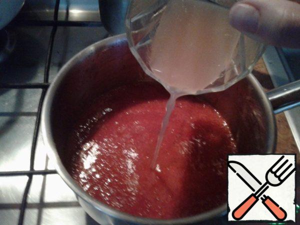 Combine the strawberry mixture with agar-agar. At will and taste it is possible to add any sweetener: fructose, stevia, honey or simply sugar. I usually add fructose (4 tsp). Great benefit)
Put on fire and heated until the first bubbles at the edges, diminish the fire and proverjaem 1-2 min., stirring occasionally. Turn off and allow to cool a little marmalade.