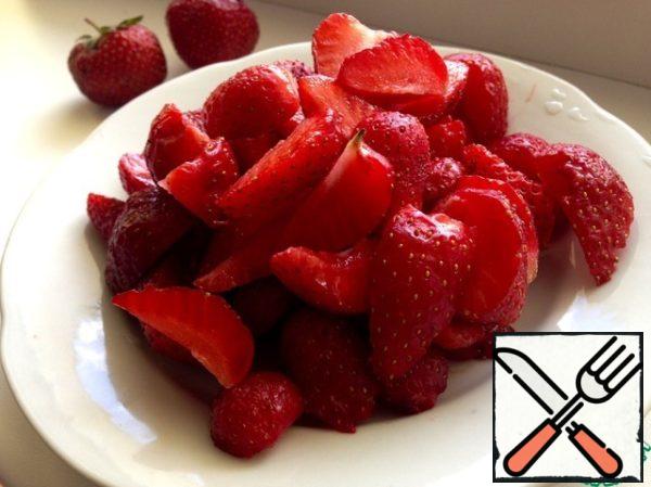 For filling:
Wash the strawberries and cut them into slices. Then mix with sugar and starch.
