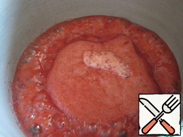 Combine the sugar with grated strawberry puree.
Boil until 122*